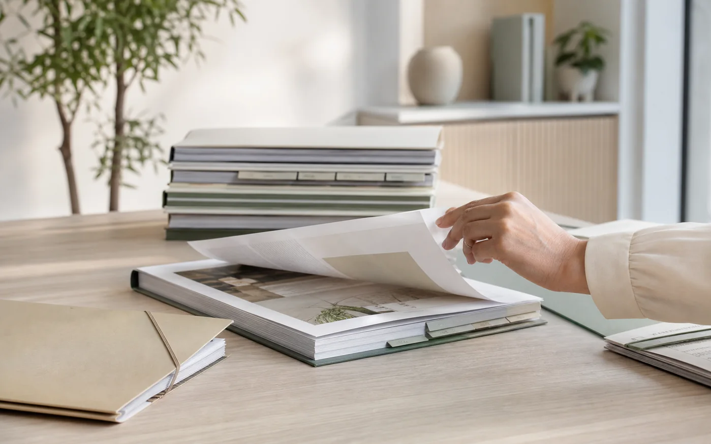 Guías y manuales profesionales revisados sobre una mesa de consulta